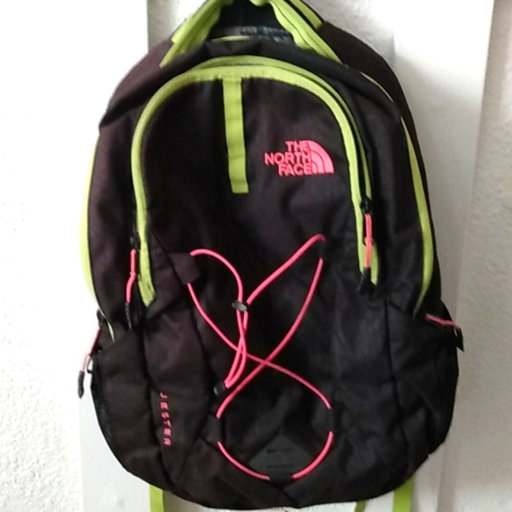 Great condition! Laptop pocket, multi-pocket compartment to keep you organized.